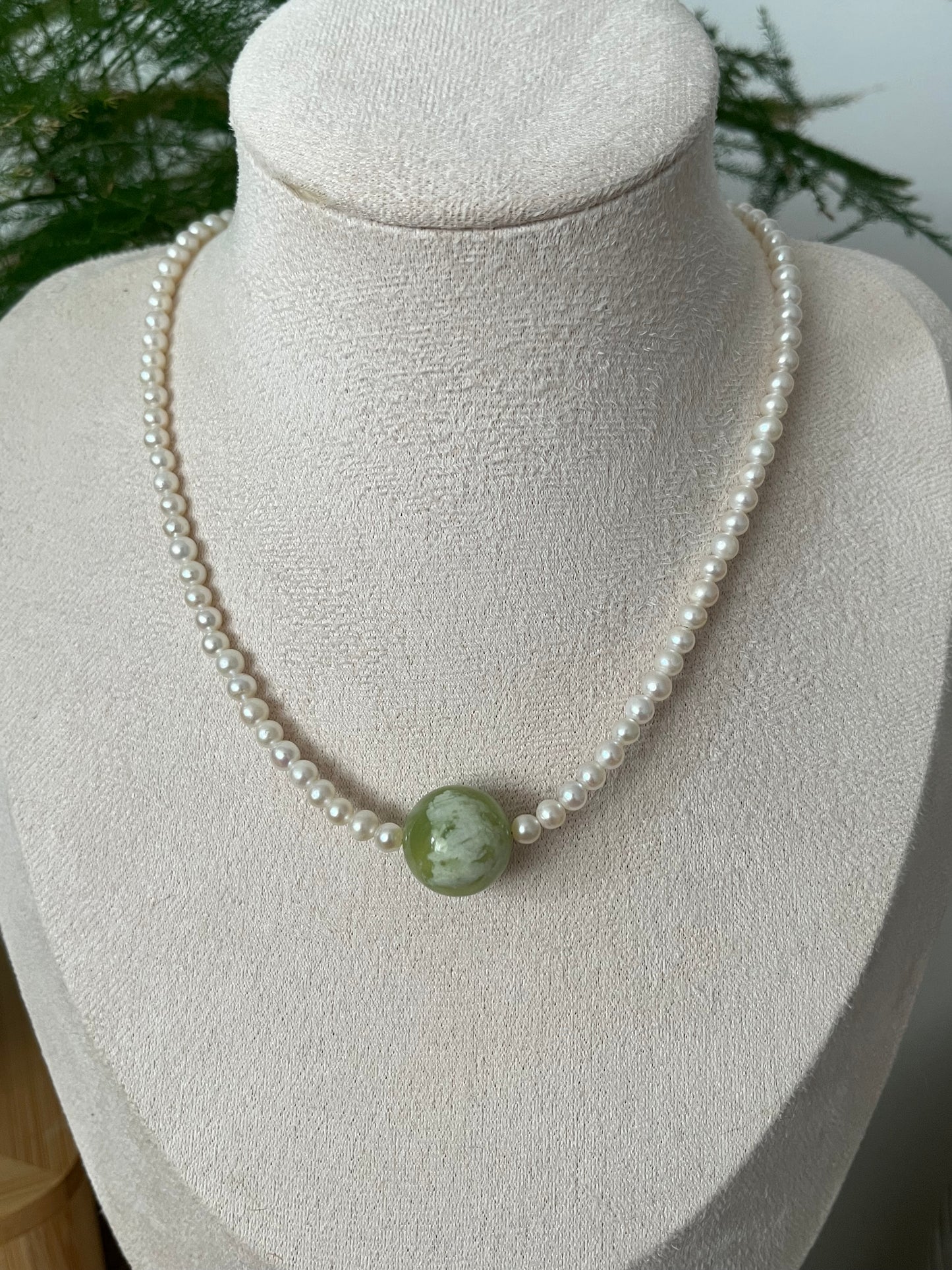 Handmade Choker with 16mm Green Serpentine Jade (Xiu Jade) | 岫玉青提奶盖单珠锁骨链