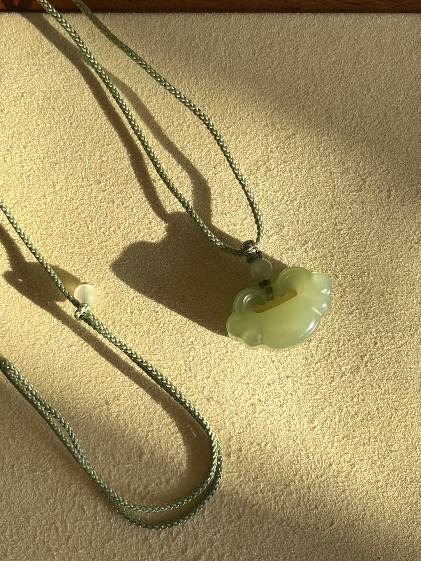 Hetian Jade Auspicious Cloud Ruyi Pendant | 和田晴水祥云如意锁