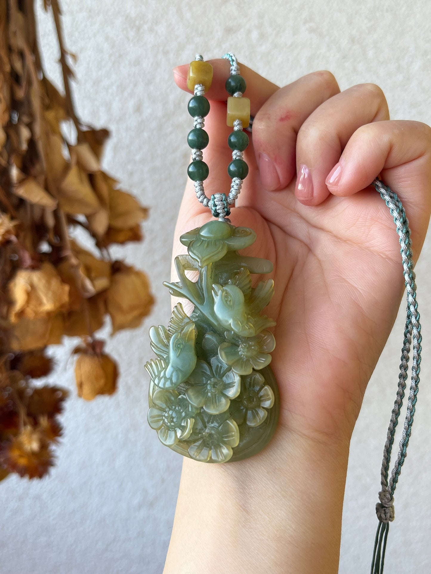 Hand Carved Xiu Jade Pipa with ‘Happiness at the Brows’ Magpie Carving | 手雕岫玉琵琶