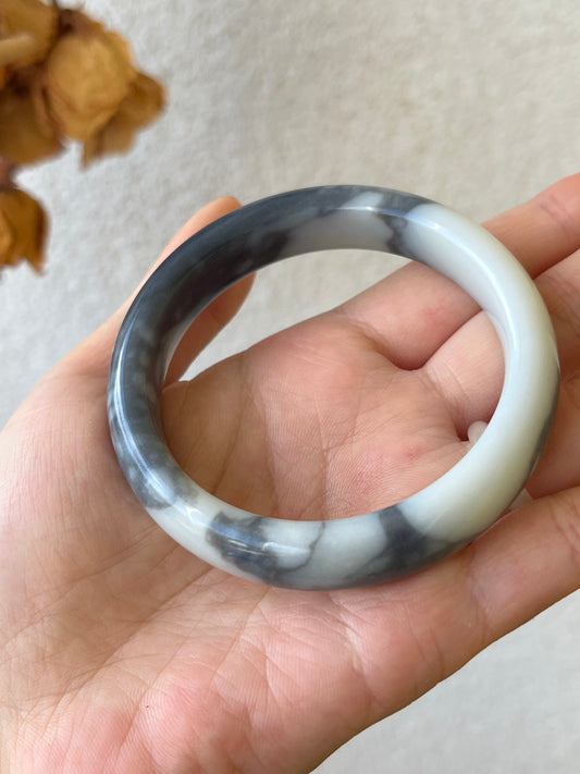 Gray and White Qinghua Hetian Jade Bangle 53mm | 和田白底青花手镯，细腻油润