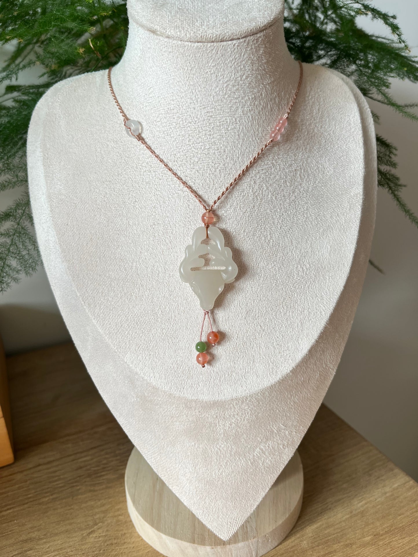 Handmade necklace with a Hand Carved Pink Jade Deer Pendant, 手雕和田粉鹿