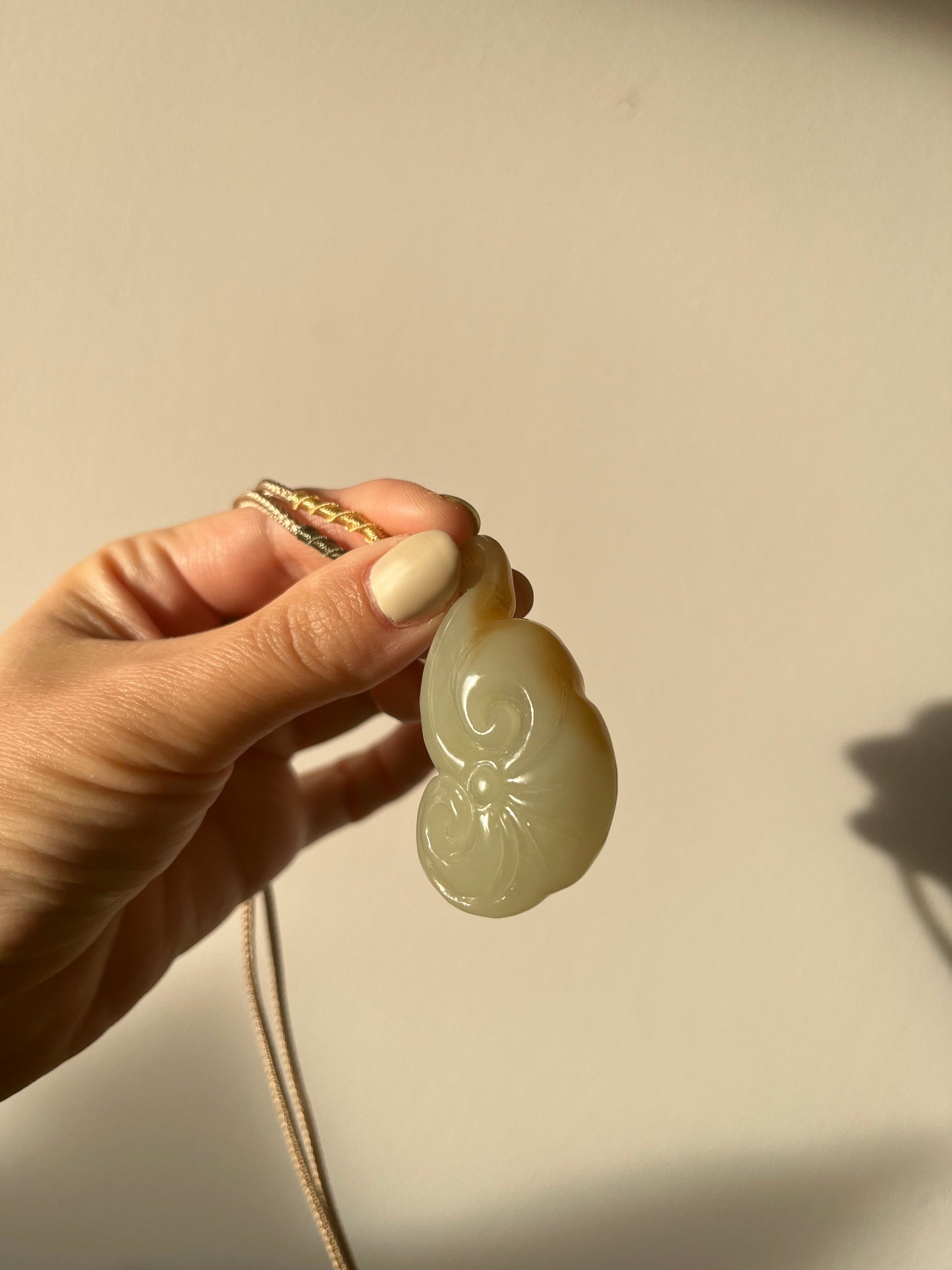 Hand Carved Hetian Jade Ruyi Pendant, 手雕糖白如意