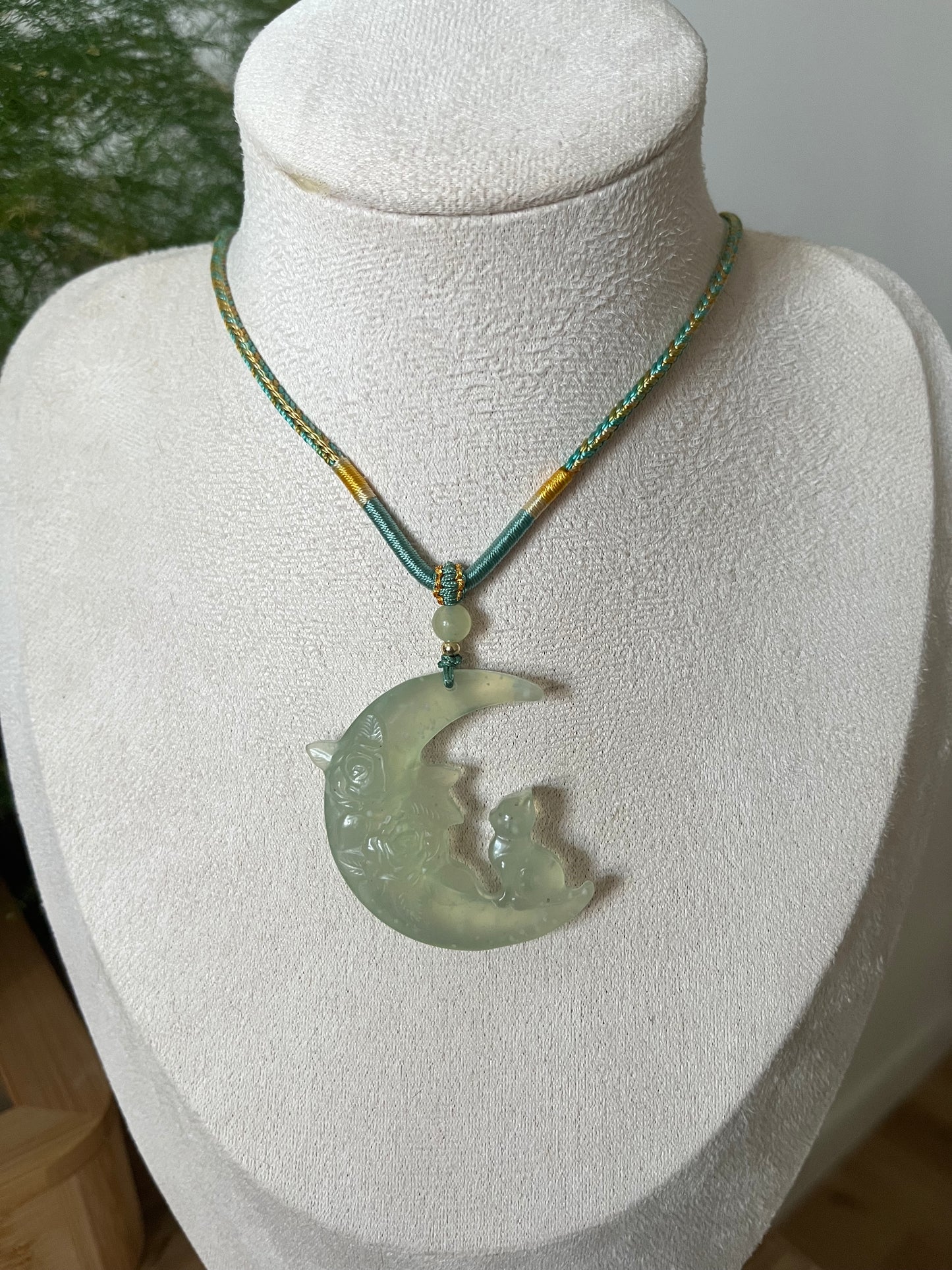 Xiu Jade Cat on the Moon Necklace | 岫玉月亮猫吊坠