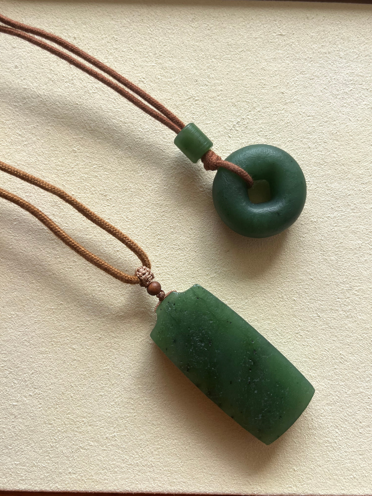 Antique-style Green Hetian Jade Flat Pendant | 古风碧玉无事牌