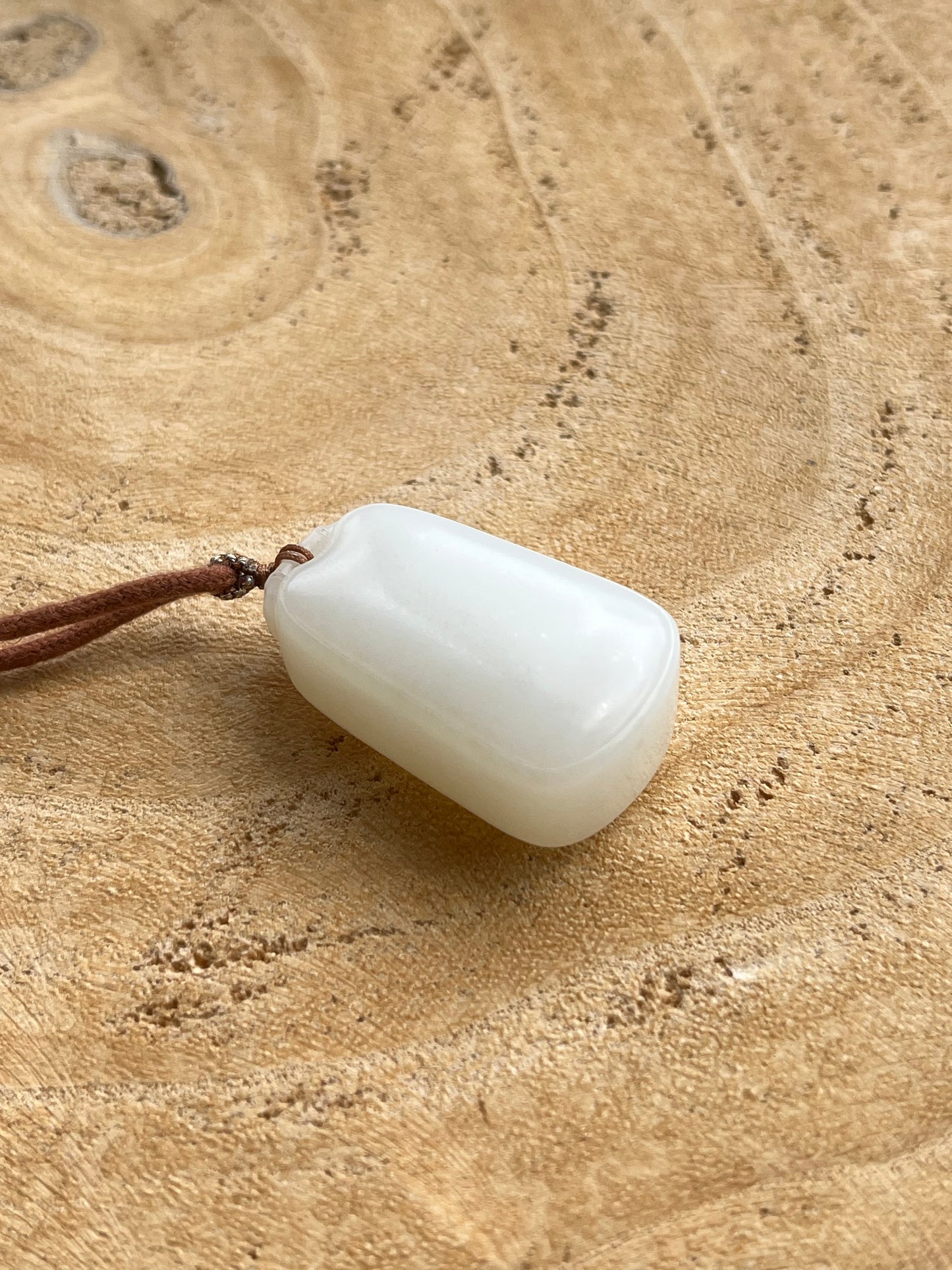 Hetian Jade Mutton Fat Flat Pendant  | 俄白羊脂无事牌