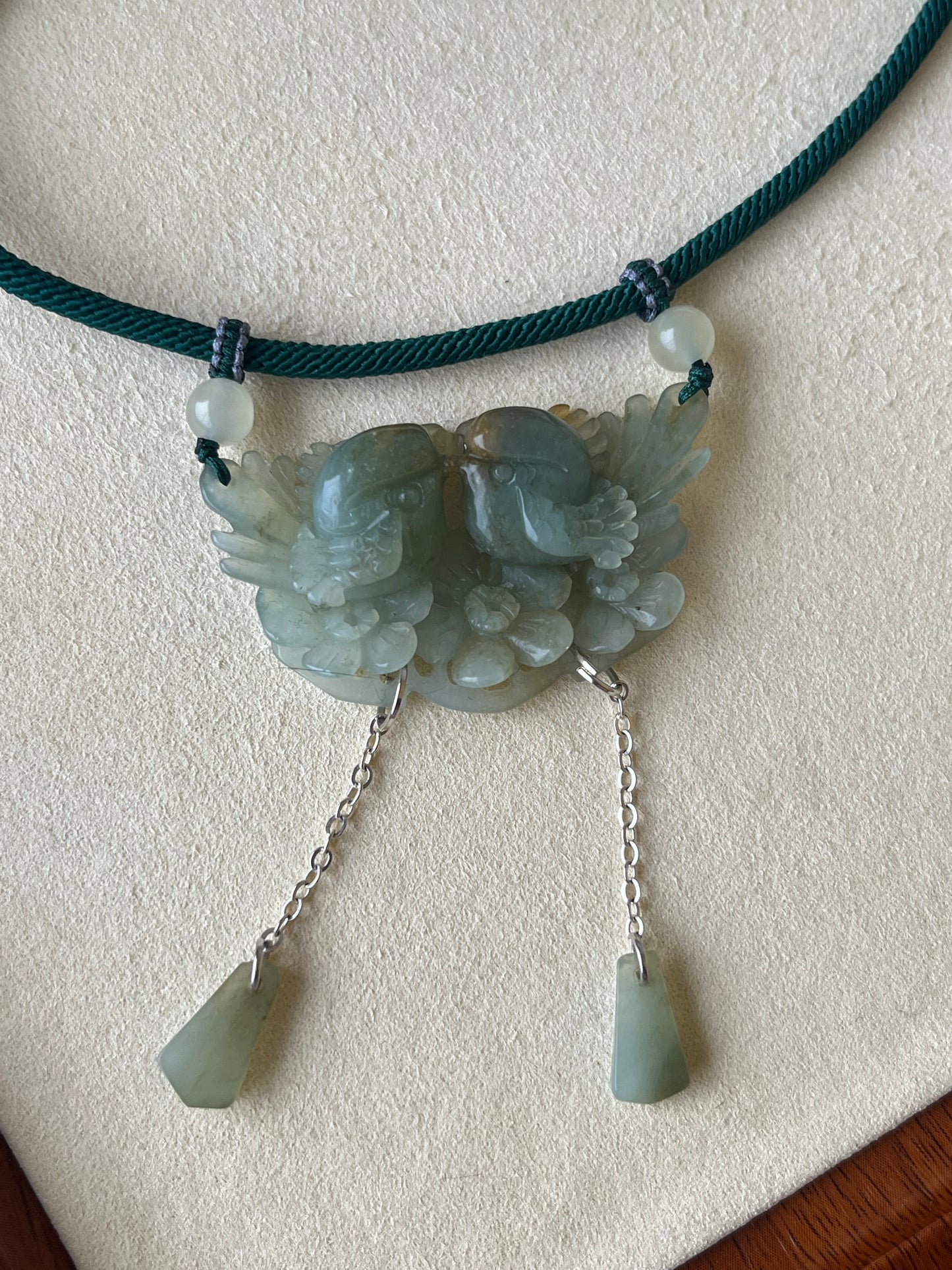 Hand Carved Xiu Jade Magpies Pendant | 手雕岫玉双喜鹊