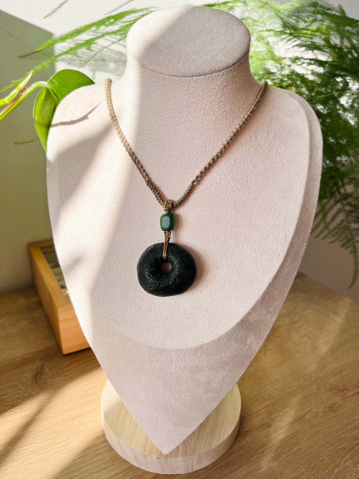 Antique-style Hetian Jade Pebble Chinese Safety Clasp Pendant, Chinese PI pendant，碧玉古风平安扣