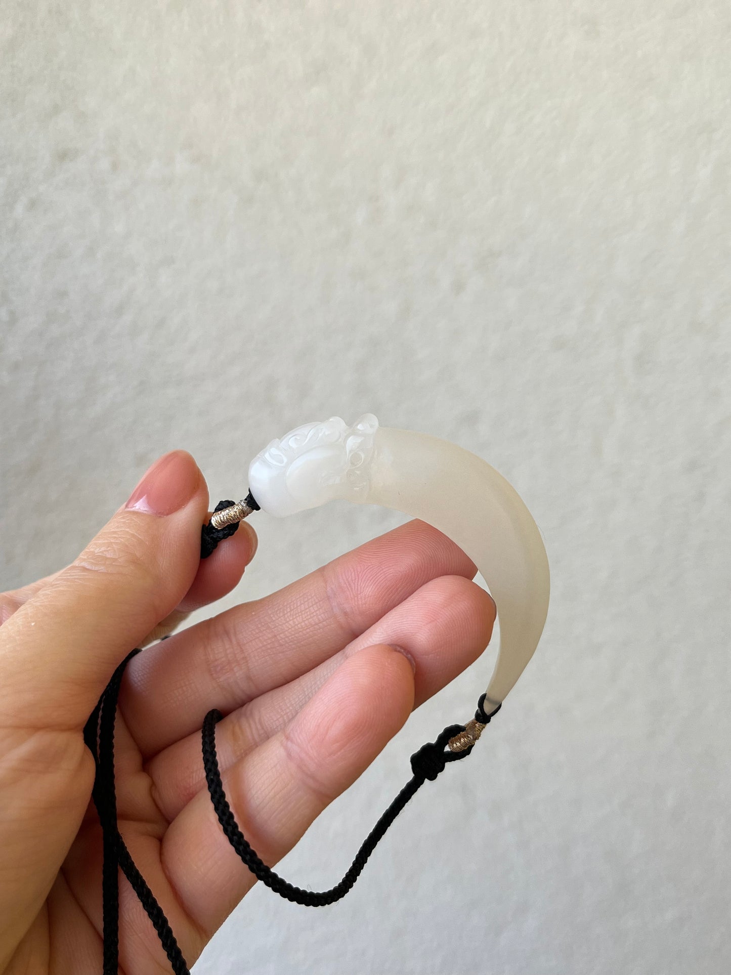 Hand Carved White Hetian Jade Dragon Tooth Pendant，手雕和田青海白玉龙牙