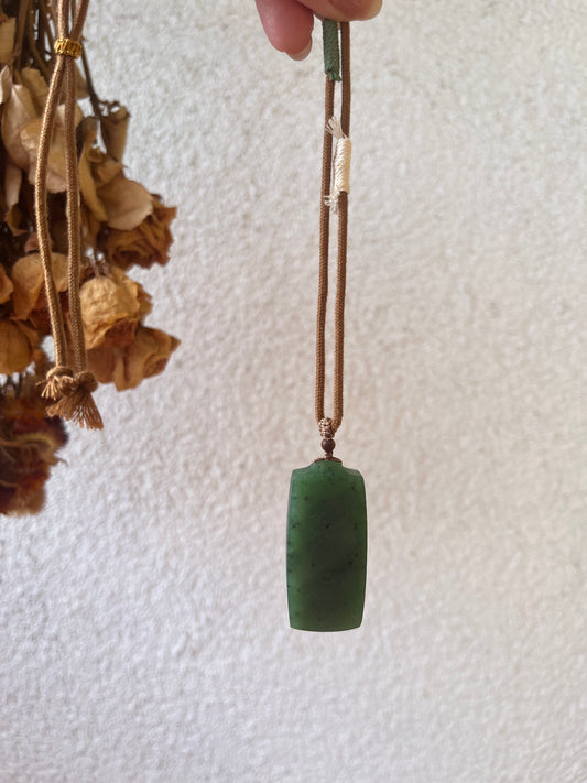 Antique-style Green Hetian Jade Flat Pendant | 古风碧玉无事牌