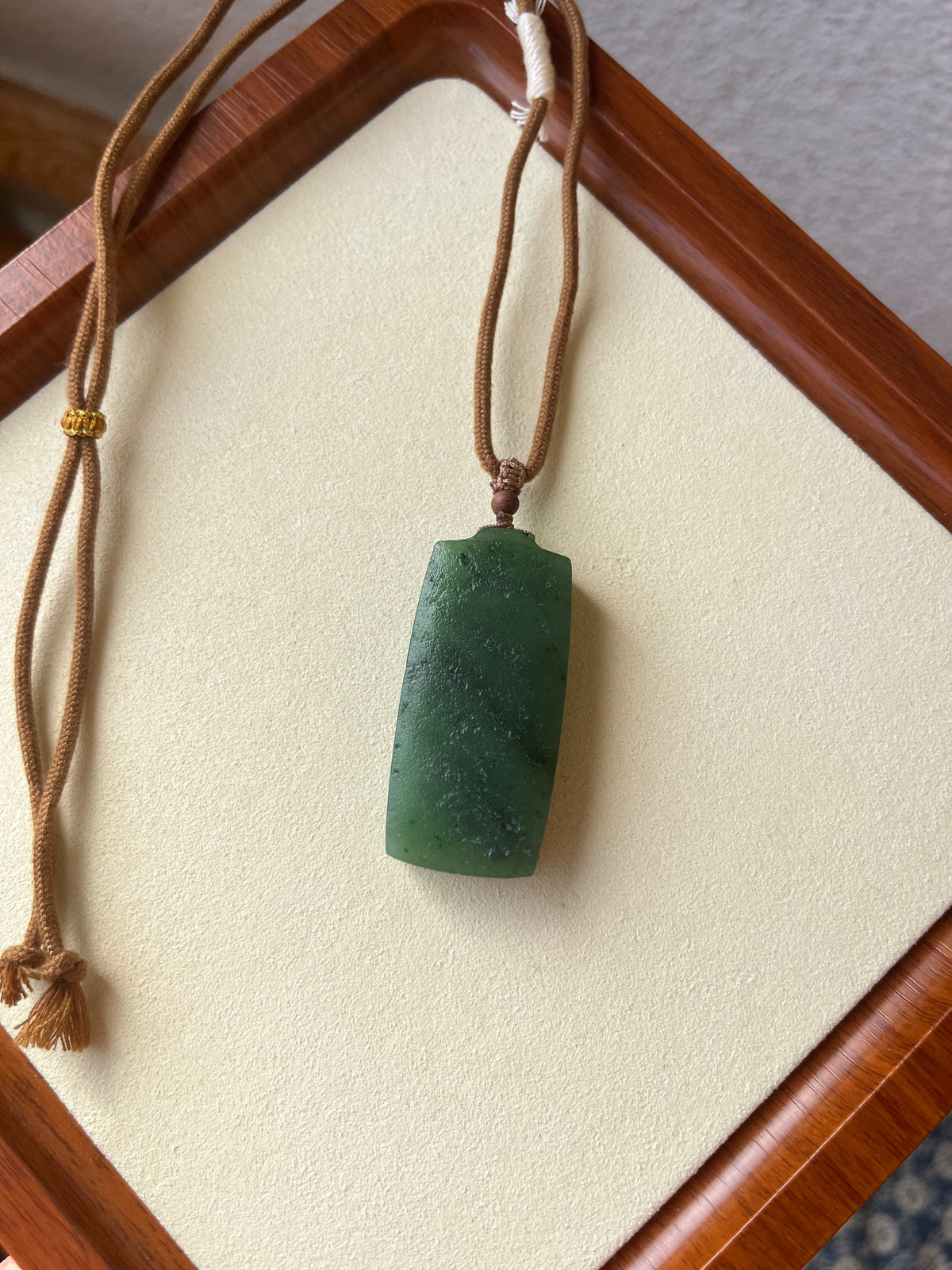 Antique-style Green Hetian Jade Flat Pendant | 古风碧玉无事牌