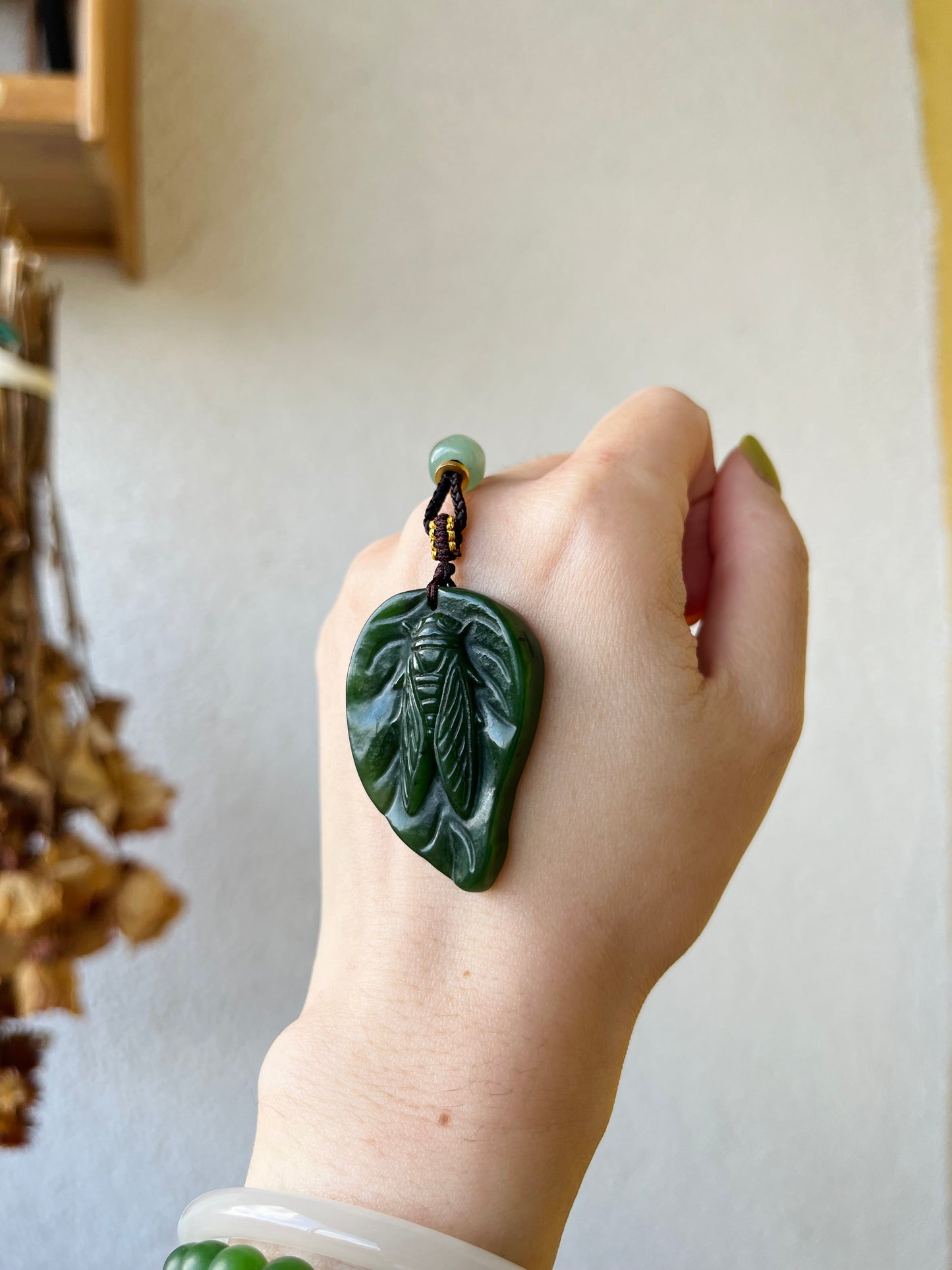 Hand Carved Green Hetian Jade Cicada on a Leaf Pendant, 手雕碧玉蝉吊坠
