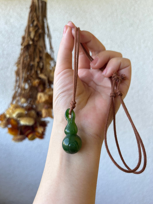 Hand Carved Green Hetian Jade Hulu Pendant, 手雕碧玉葫芦