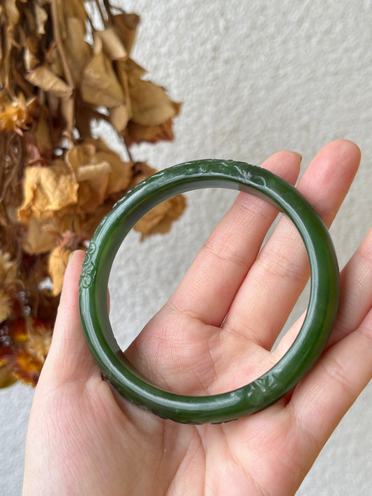 Flower Carving Green Hetian Jade Bangle 61mm, 和田碧玉简单雕刻手镯