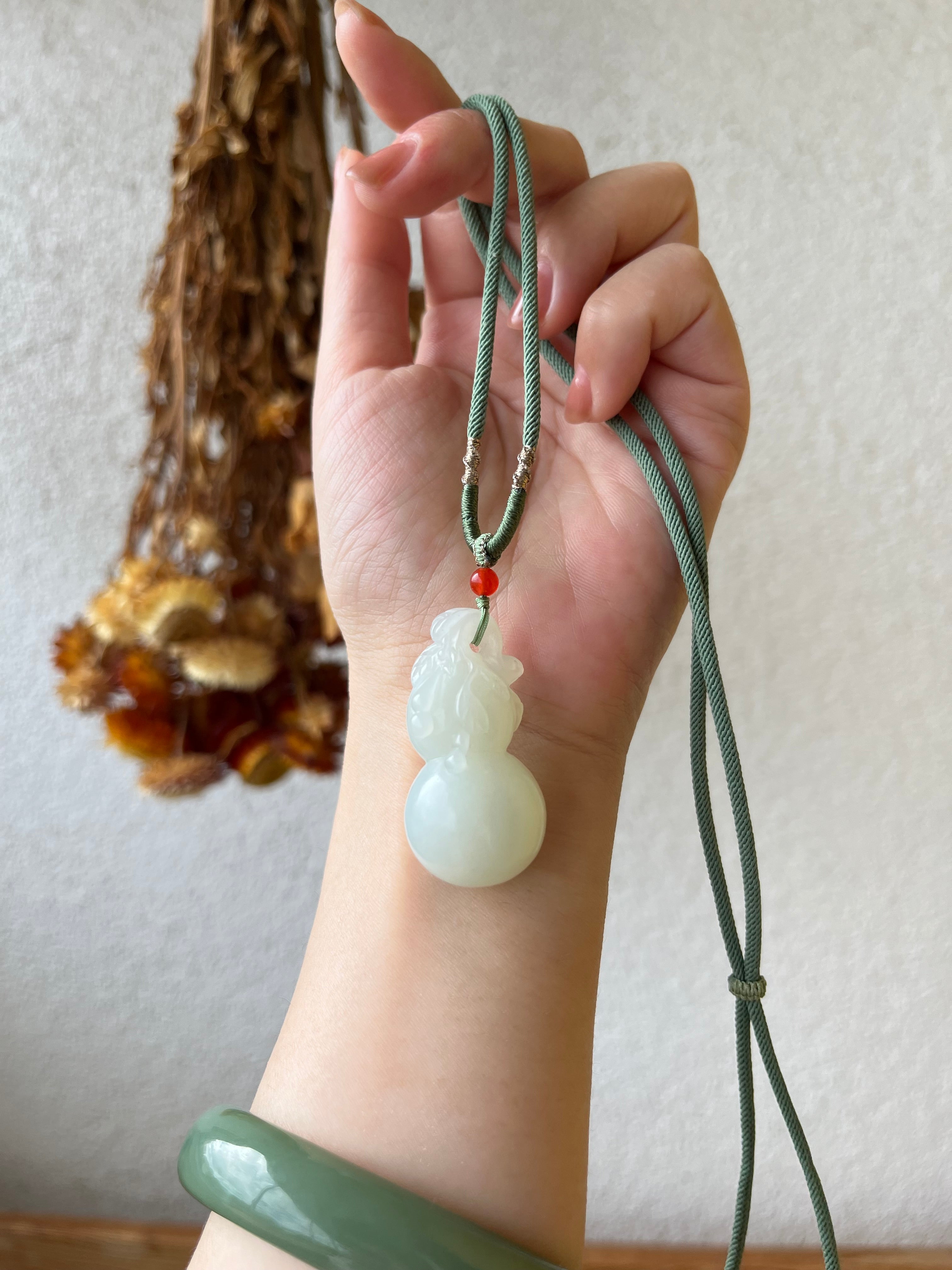 Hand Carved White Hetian Jade Hulu Pendant, 和田且末白玉雕刻葫芦