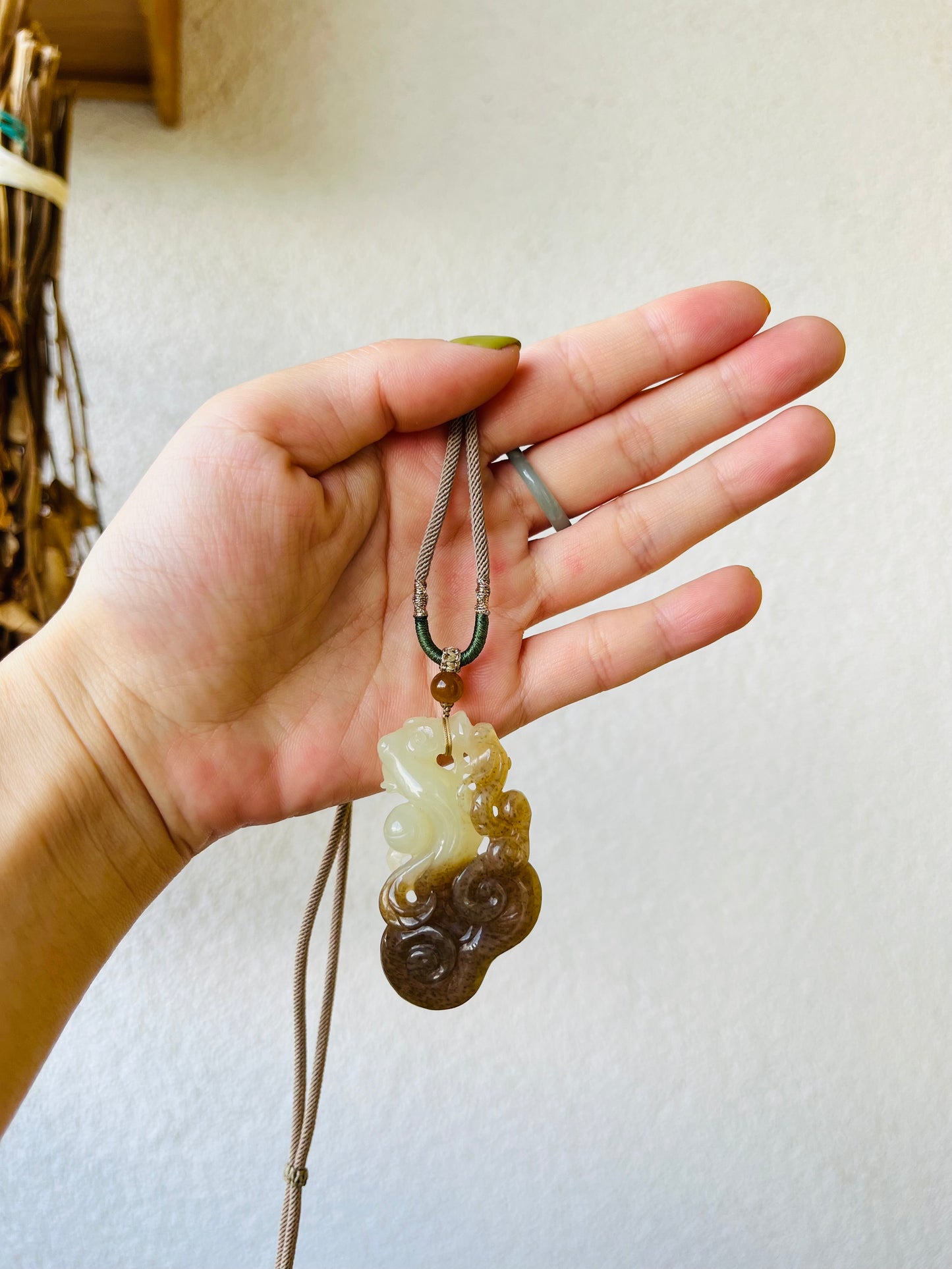 Hand Carved Hetian Jade Ruyi Pendant, 手雕和田且末糖如意