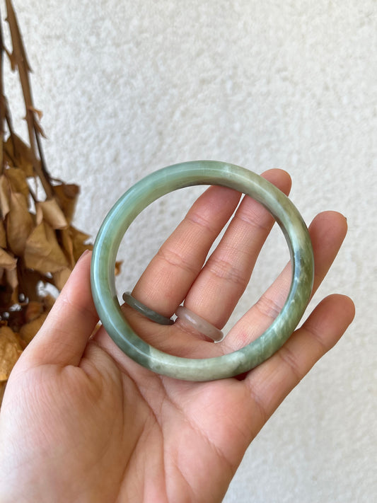 Green and White Xiu Jade Bangle 60mm | 岫玉手镯