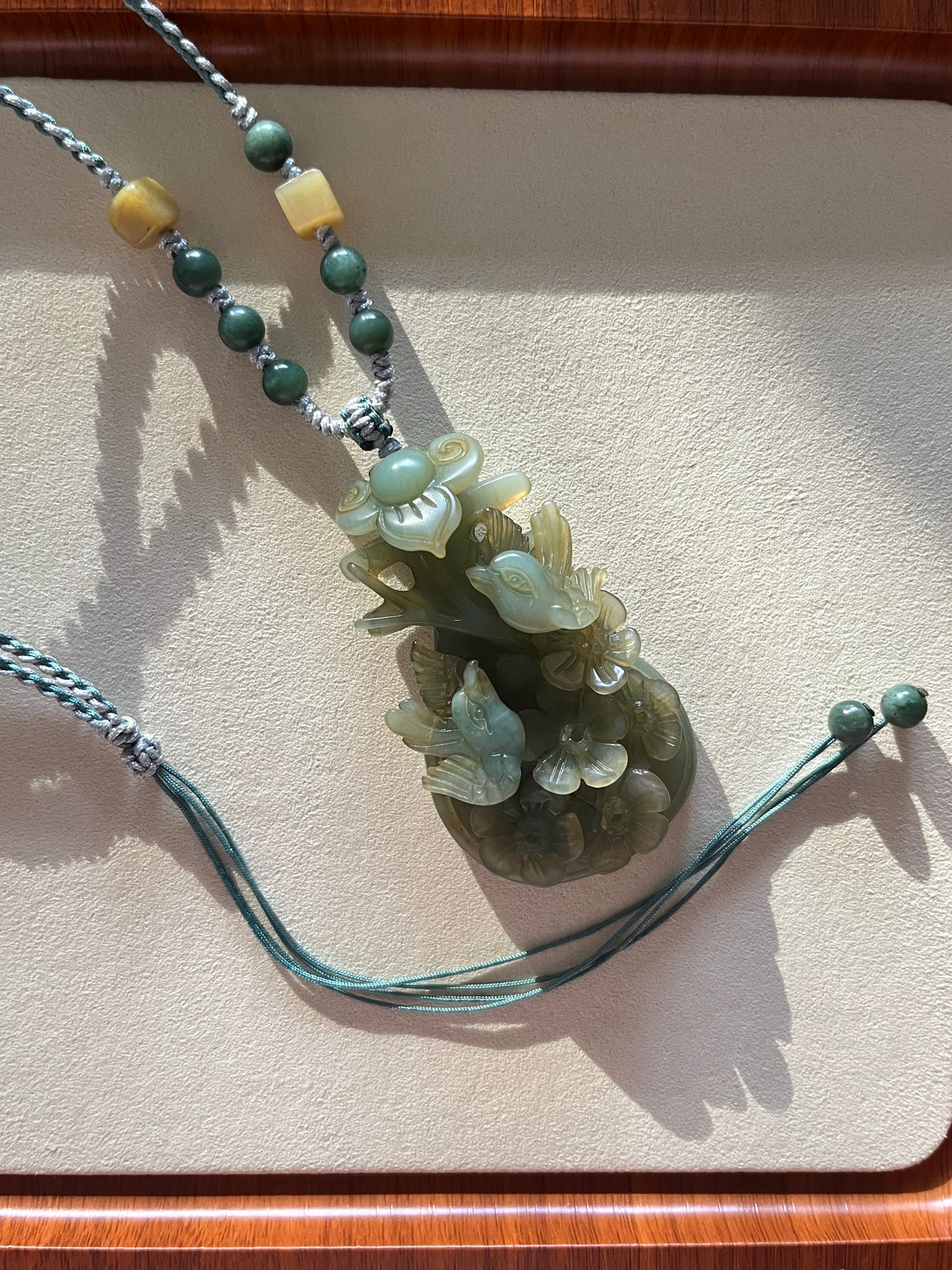 Hand Carved Xiu Jade Pipa with ‘Happiness at the Brows’ Magpie Carving | 手雕岫玉琵琶