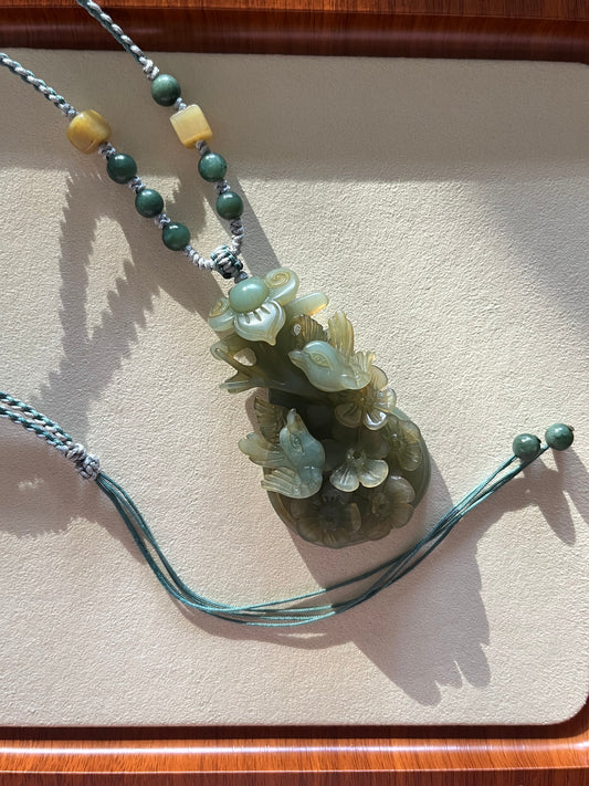 Hand Carved Xiu Jade Pipa with ‘Happiness at the Brows’ Magpie Carving | 手雕岫玉琵琶