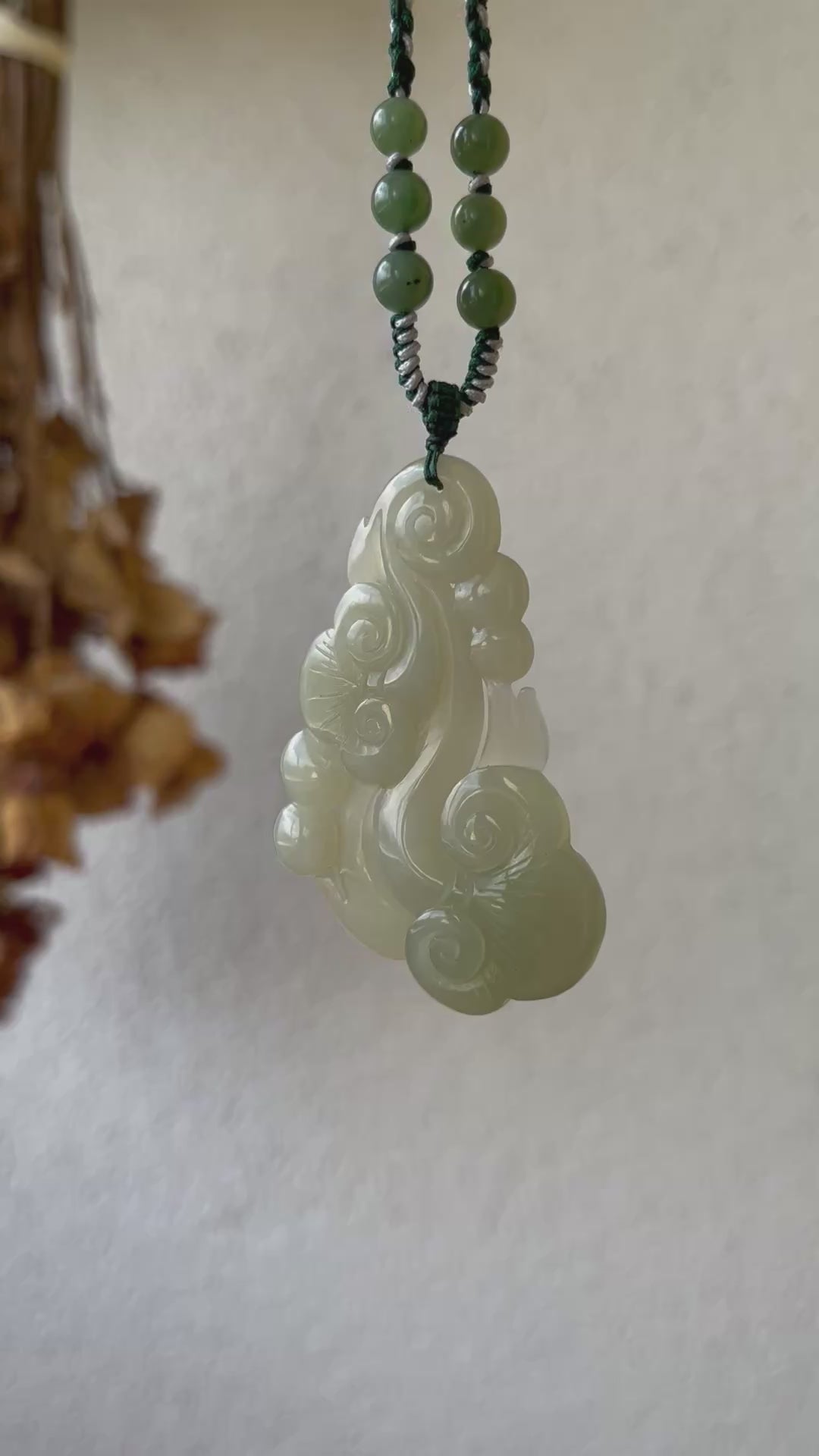 高級琉璃　　玉手如意 Hand Carved Hetian Jade Ruyi Pendant | 手雕青海晴水微带翠如意吊坠