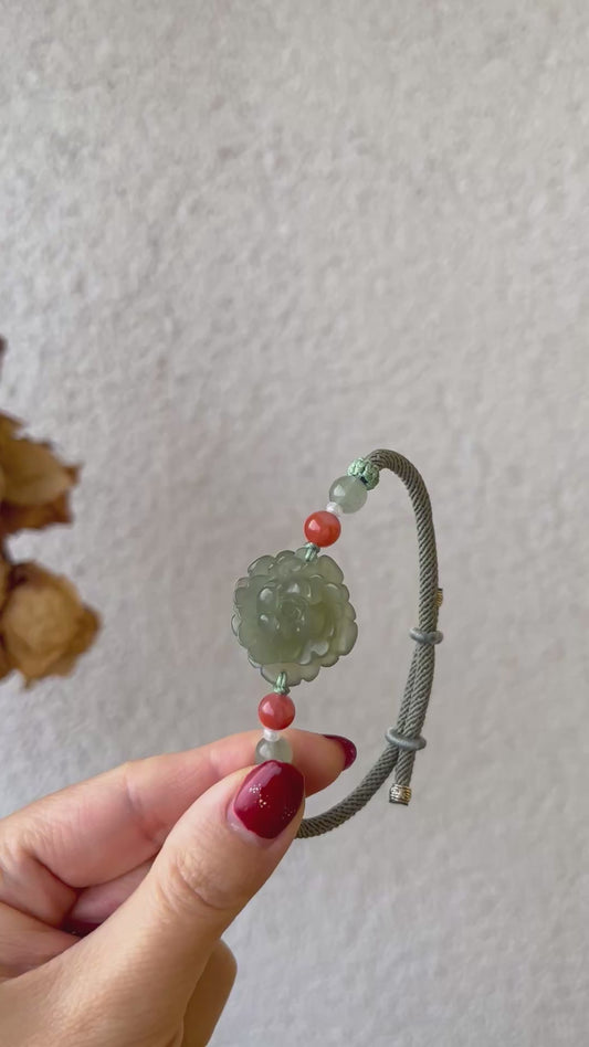 Hand Carved Green Hetian Peony Bracelet | 手雕和田玉牡丹手牌